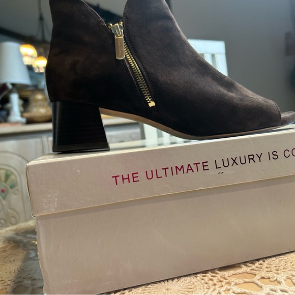 Taryn Rose Brown Suede Leather Open Toes Fleet Ankle Booties, Size 9.5 - Picture 15 of 16